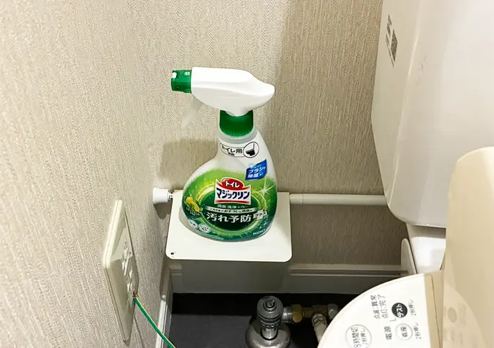 つっぱり棒とブックエンドの活用写真（撮影：grapeライフハック編集部）