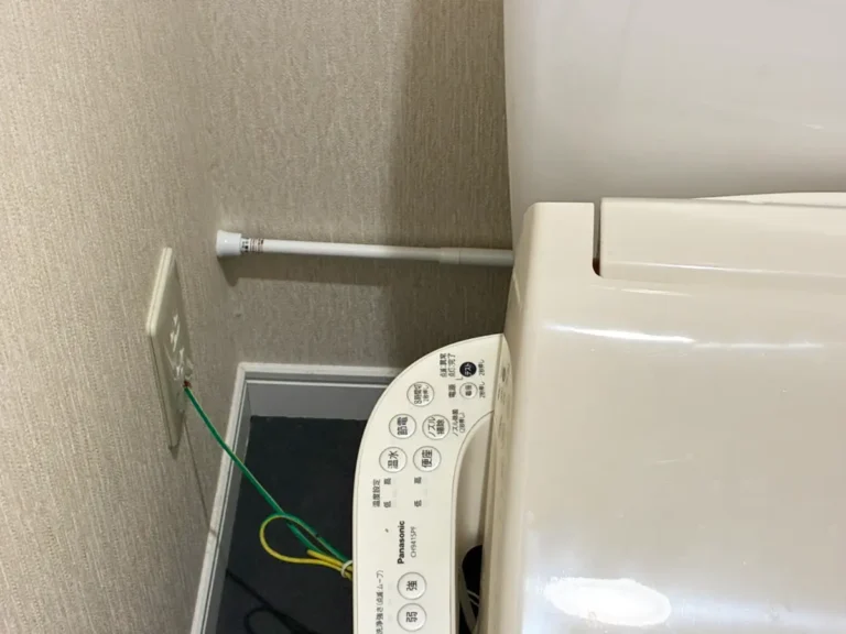 つっぱり棒とブックエンドの活用写真（撮影：grapeライフハック編集部）