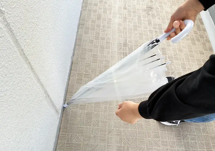 傘のたたみ方写真（撮影：grapeライフハック編集部）