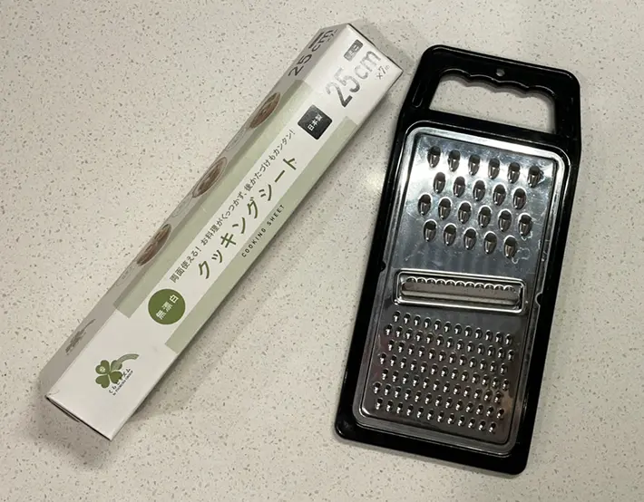 おろし器とクッキングシートの写真（撮影：grapeライフハック編集部）
