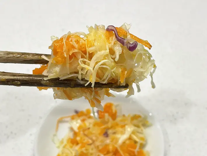 ニンジンドレッシングを混ぜたサラダの写真（撮影：grapeフード編集部）