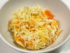 ニンジンドレッシングを混ぜたサラダの写真（撮影：grapeフード編集部）