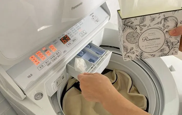 『洗濯機に洗剤を入れる』写真（撮影：Heulie）