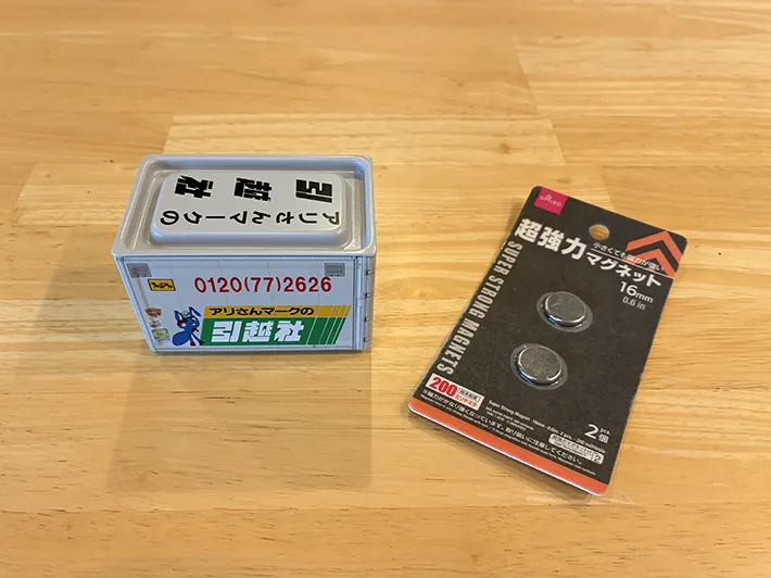 机に置かれた荷台ミニチュアと強力マグネット（撮影：grapeライフハック編集部）