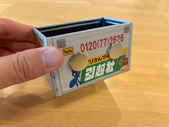 マグネットをつけた荷台ミニチュア（撮影：grapeライフハック編集部）