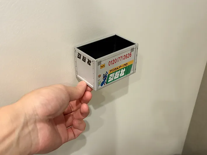 冷蔵庫に磁石でつけた荷台ミニチュア（撮影：grapeライフハック編集部）