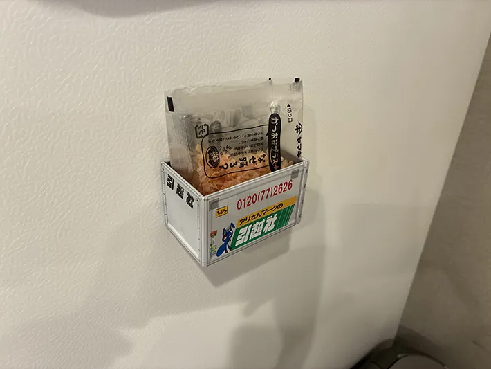 かつお節の小袋を収納した荷台ミニチュア（撮影：grapeライフハック編集部）