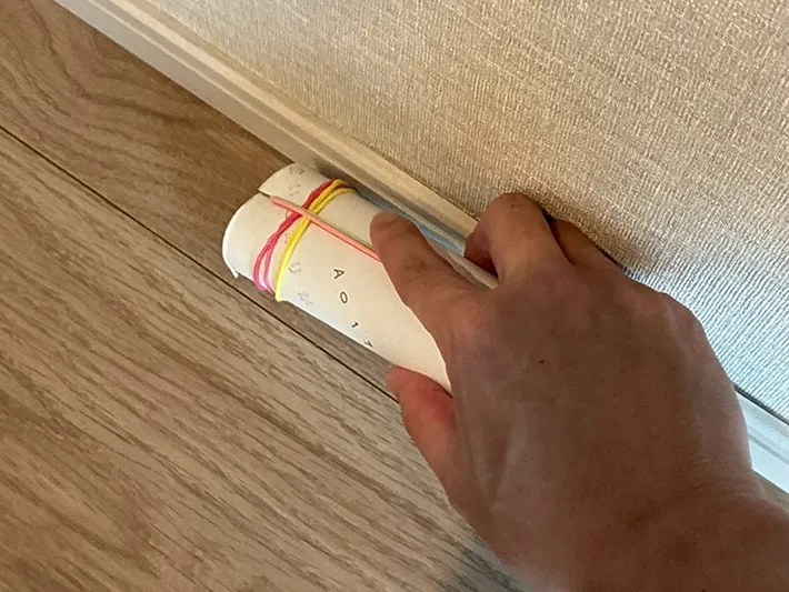 部屋の隅の床に押し当てる簡易掃除クリーナー（撮影：grapeライフハック編集部）