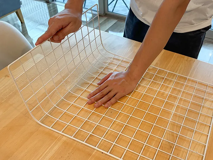 ワイヤーネットを曲げる場面（撮影：grapeライフハック編集部）