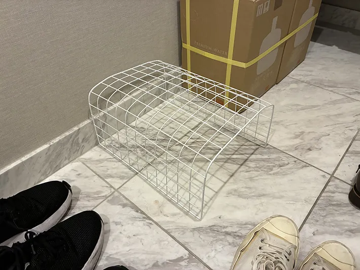玄関に置いた、曲げたワイヤーネット（撮影：grapeライフハック編集部）