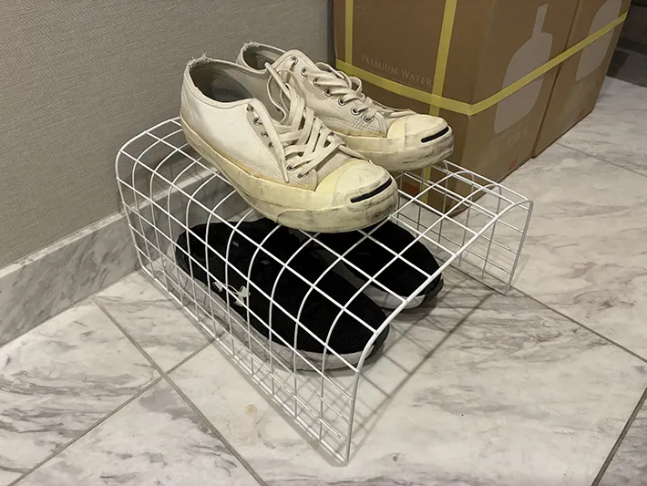 曲げたワイヤーネットに収納した靴（撮影：grapeライフハック編集部）
