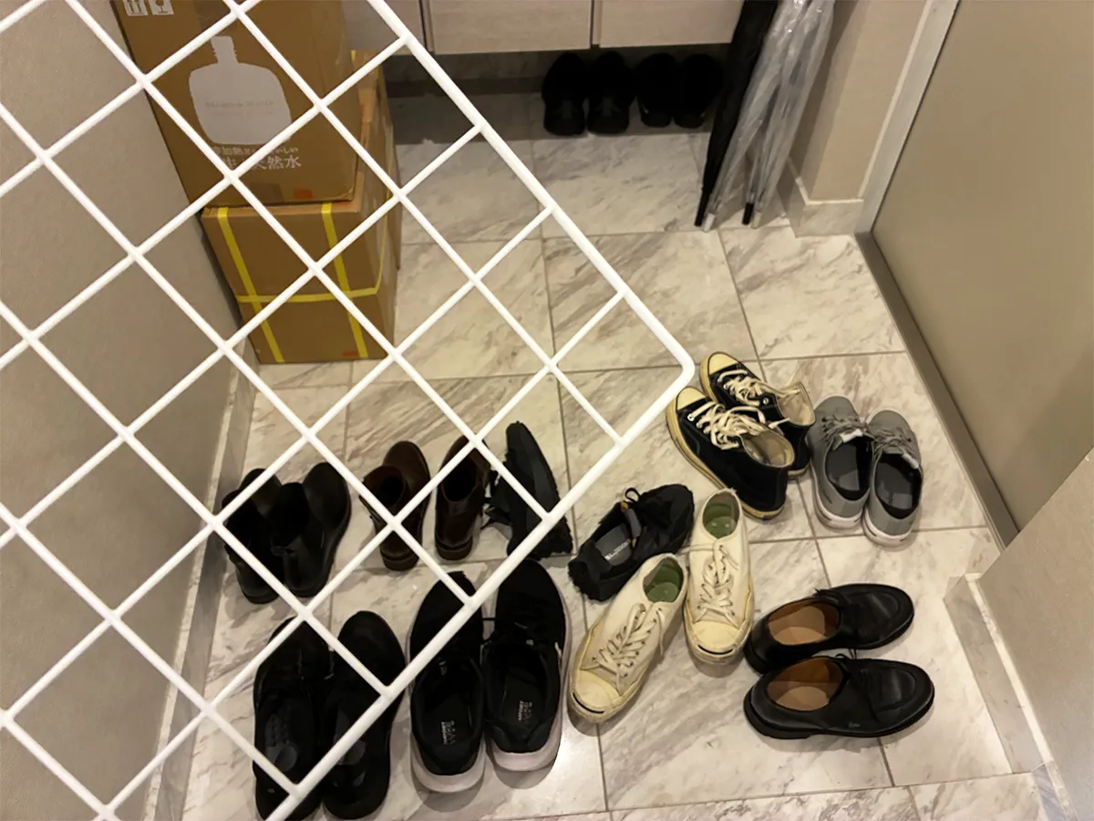 玄関で手にするワイヤーネット（撮影：grapeライフハック編集部）