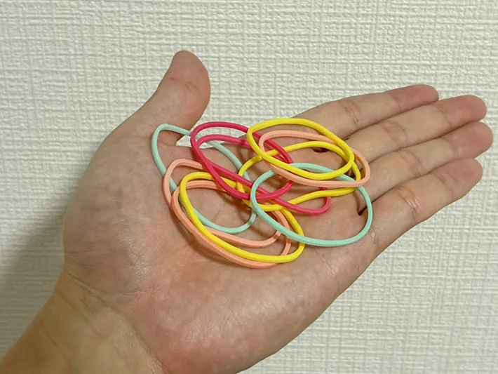 手のひらに乗せた輪ゴム（撮影：grapeライフハック編集部）