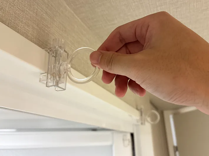 浴室ドアにとりつけたかもいリングフック（撮影：grapeライフハック編集部）