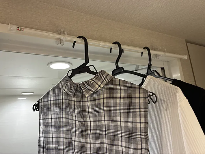 つっぱり棒にかけて干す服（撮影：grapeライフハック編集部）