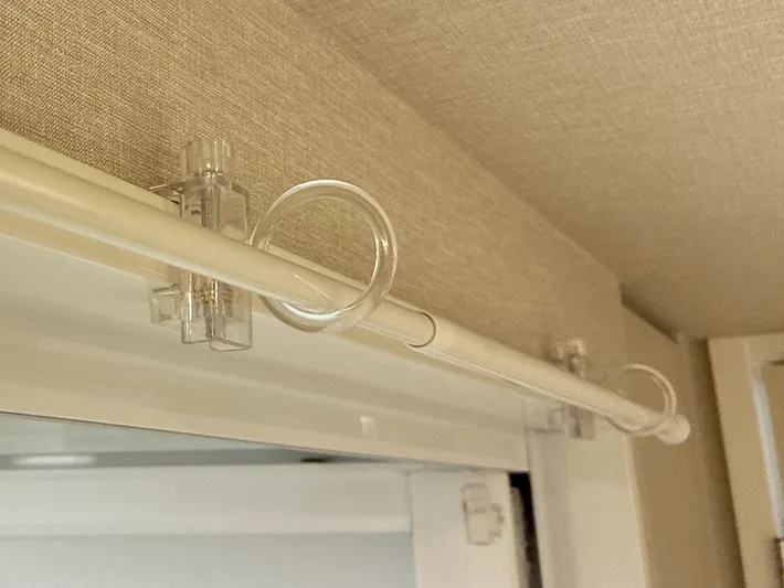 かもいリングフックに通して設置したつっぱり棒（撮影：grapeライフハック編集部）