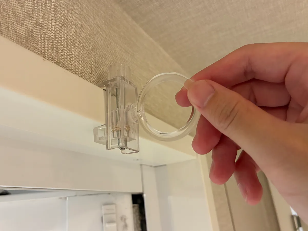 かもいリングフックを浴室のかもいに設置する場面（撮影：grapeライフハック編集部）