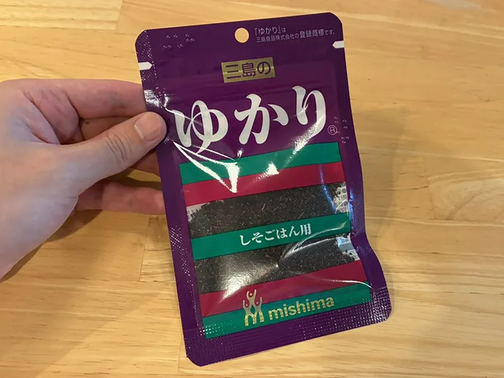 手で持ったゆかりのふりかけ袋（撮影：grapeライフハック編集部）