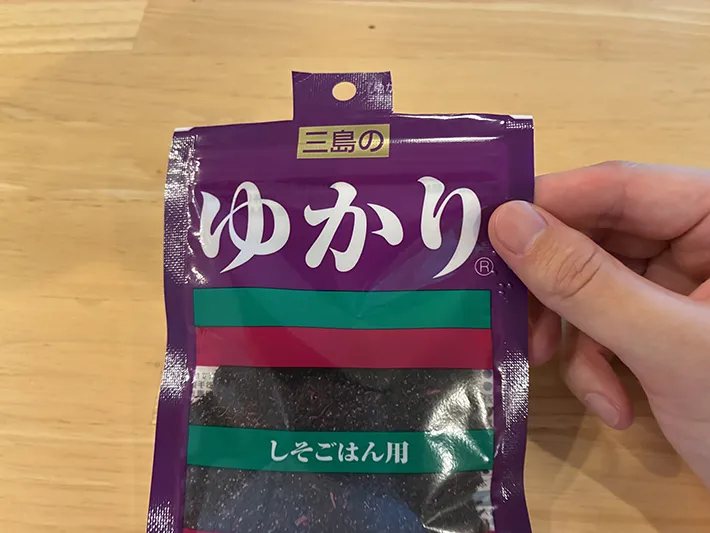 上部の左右を切り落としたふりかけ袋（撮影：grapeライフハック編集部）