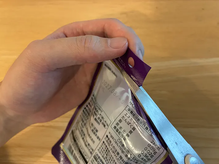 袋の隙間にハサミを入れる場面（撮影：grapeライフハック編集部）