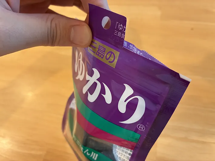 上部中央を残して切ったふりかけ袋（撮影：grapeライフハック編集部）