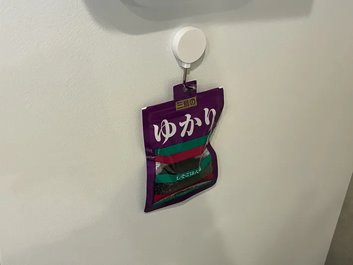 フックに掛けて収納するふりかけ袋（撮影：grapeライフハック編集部）