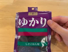 上部の左右を切り落としたふりかけ袋（撮影：grapeライフハック編集部）