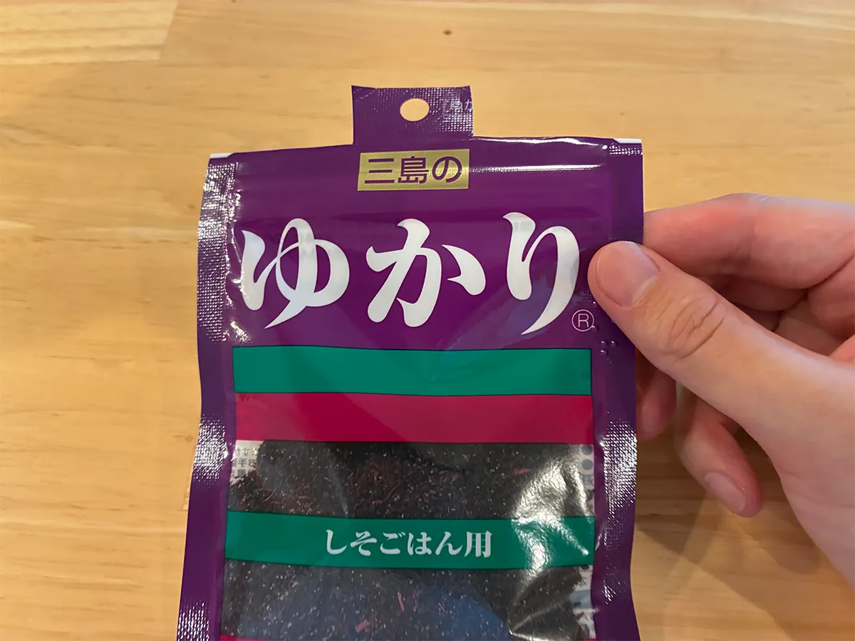 上部の左右を切り落としたふりかけ袋（撮影：grapeライフハック編集部）