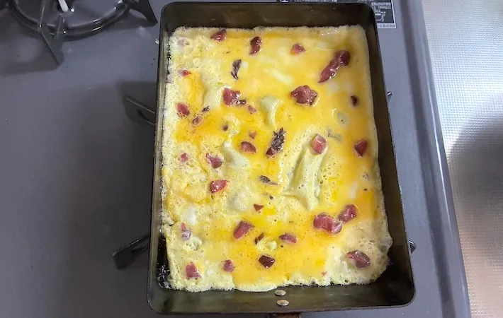 卵液を流し入れた玉子焼き器の画像（撮影：エニママ）