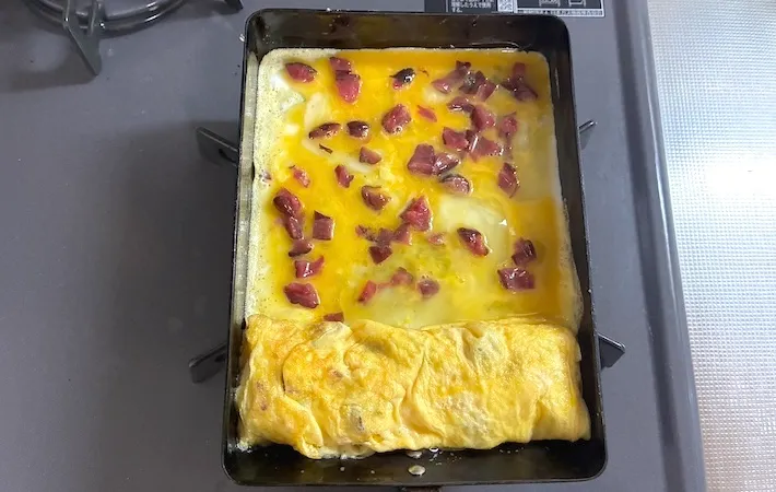 2回目の卵液を流し入れた玉子焼き器の画像（撮影：エニママ）