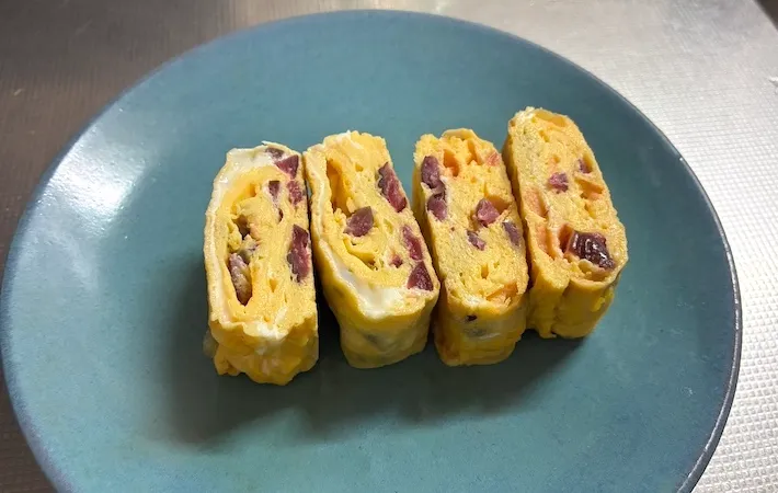 4つに切ったしば漬け入り玉子焼きの画像（撮影：エニママ）