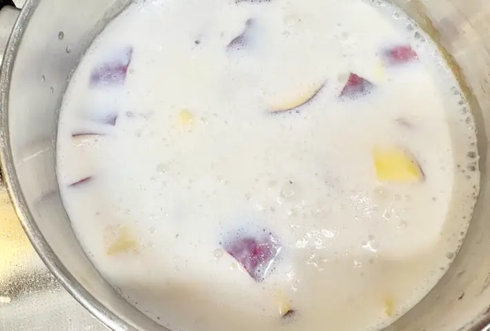 弱火で煮込んでいる画像（撮影：エニママ）