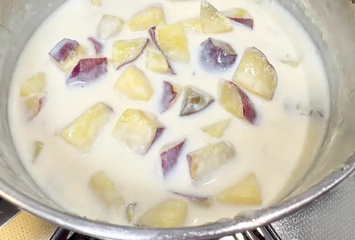 バターを入れたあと煮込んでいる画像（撮影：エニママ）