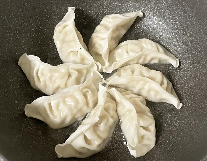 フライパンで餃子を焼く写真（撮影：grapeフード編集部）