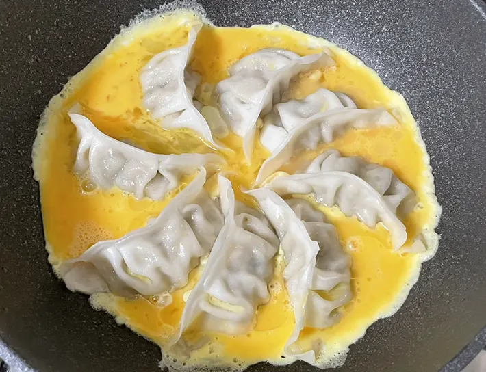 餃子に溶き卵を加えた写真（撮影：grapeフード編集部）