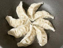 フライパンで餃子を焼く写真（撮影：grapeフード編集部）