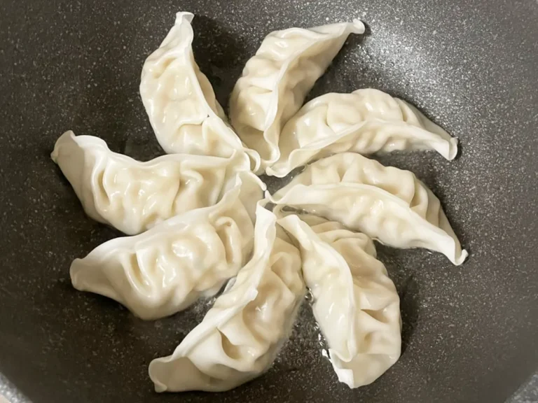 フライパンで餃子を焼く写真(撮影:grapeフード編集部)