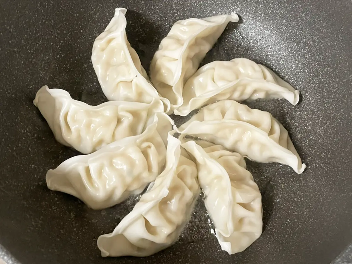 フライパンで餃子を焼く写真（撮影：grapeフード編集部）