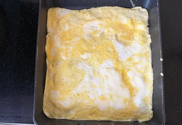 玉子焼き器に溶き卵を流し入れた画像（撮影：エニママ）