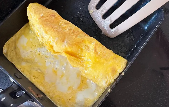 玉子焼きを焼いている画像（撮影：エニママ）