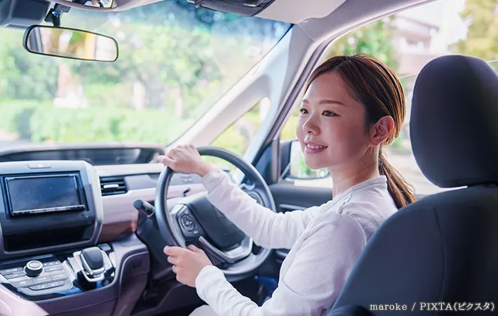 運転をする女性の写真
