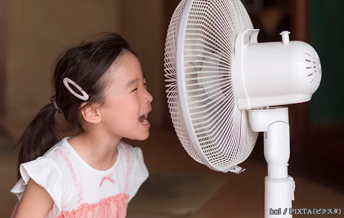扇風機と子供の写真
