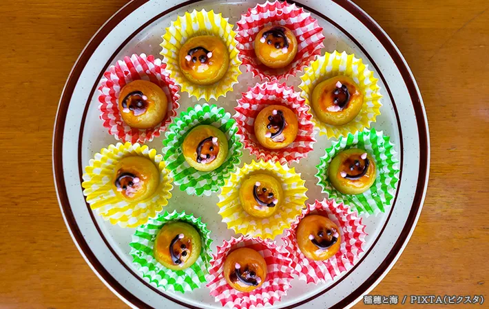 鮮やかなカップとスイーツの写真