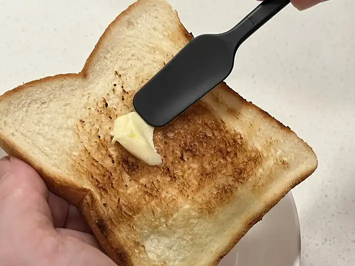 ピーラーを使ったバターの裏ワザの写真（撮影：grapeフード編集部）