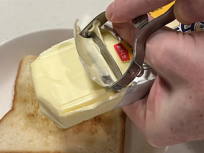ピーラーを使ったバターの裏ワザの写真（撮影：grapeフード編集部）