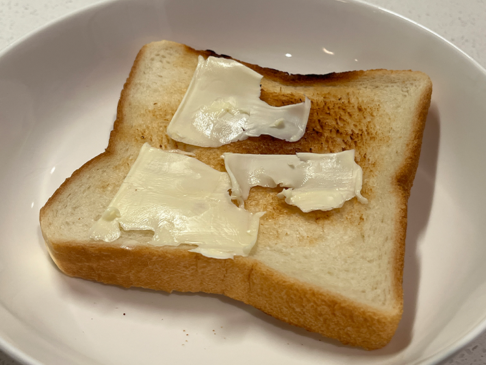 ピーラーを使ったバターの裏ワザの写真（撮影：grapeフード編集部）