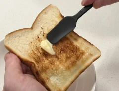 ピーラーを使ったバターの裏ワザの写真（撮影：grapeフード編集部）