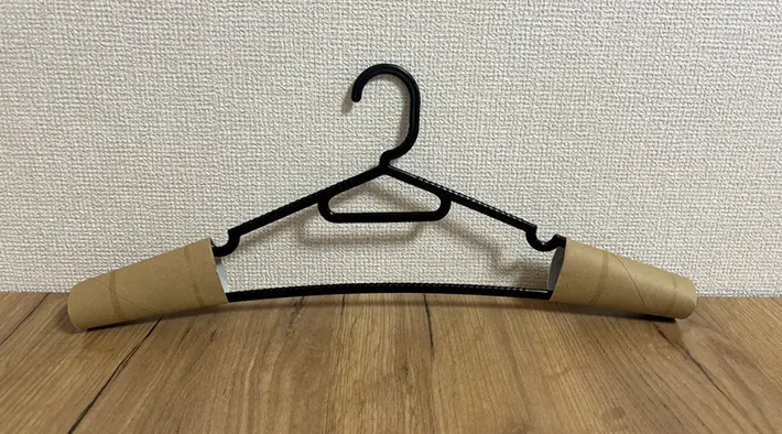 トイレットペーパーの芯をつけたハンガーの画像（撮影：grapeライフハック編集部）