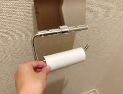トイレでトイレットペーパーの芯を持つ手の画像（撮影：grapeライフハック編集部）