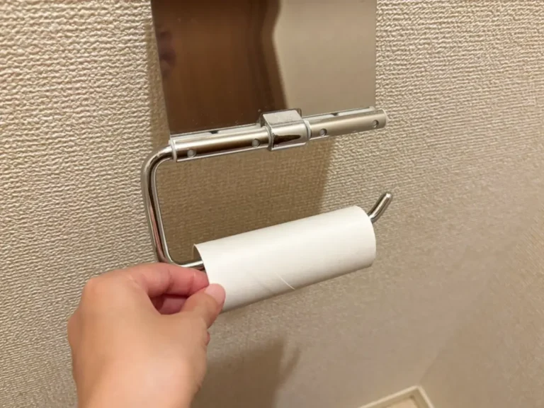 トイレでトイレットペーパーの芯を持つ手の画像（撮影：grapeライフハック編集部）